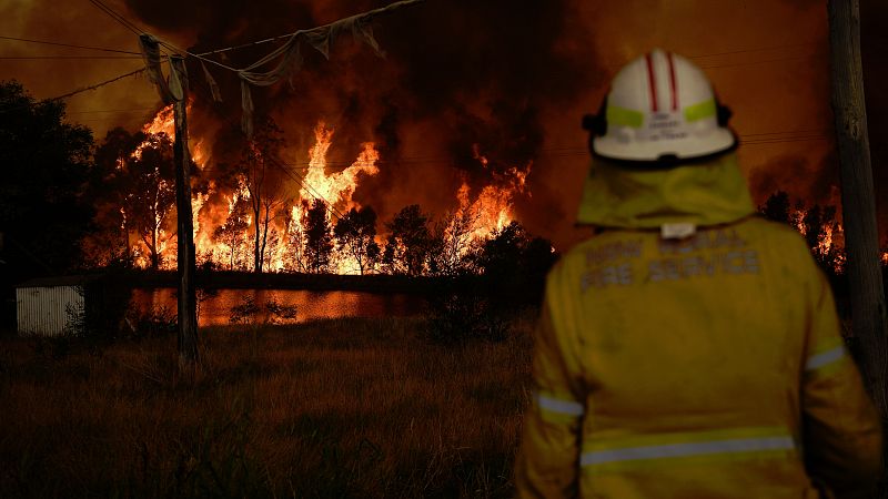 Miles de bomberos voluntarios intentan luchar contra uno de los peores incendios forestales del siglo en Australia