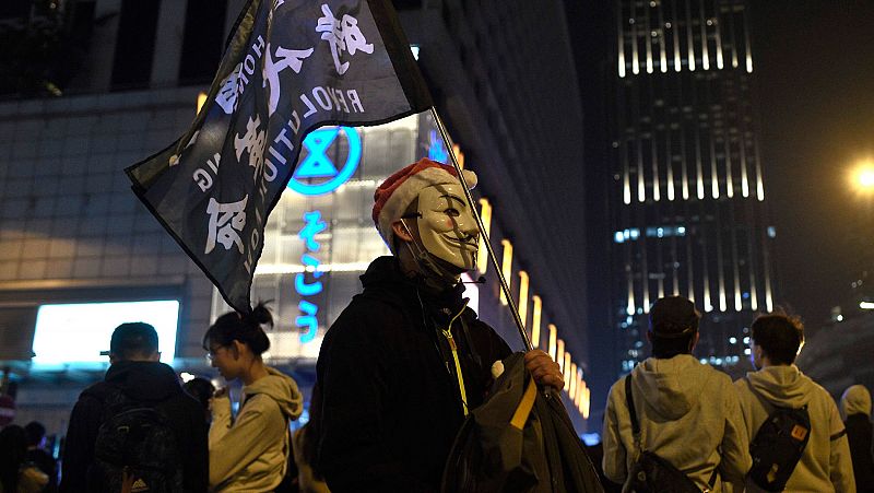 La policía dispersa con gas lacrimógeno a cientos de manifestantes en varias zonas comerciales de Hong Kong