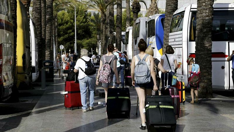 Los españoles viajaron un 5,4 % menos este verano