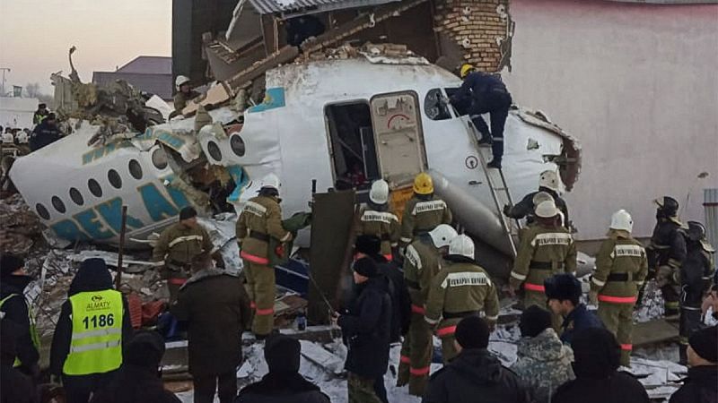Mueren al menos 12 personas en el accidente de un avión en Kazajistán