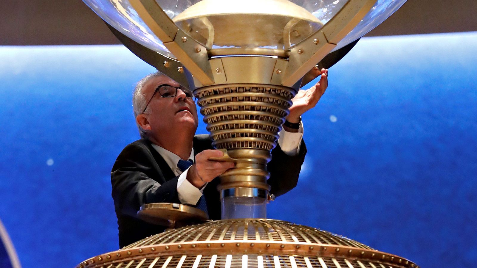 Un hombre denuncia el sorteo de la Lotería de Navidad por la introducción manual de una bola en el bombo