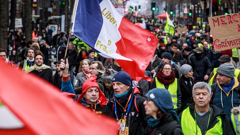 Los sindicatos y los 'chalecos amarillos' desafían a Macron y vuelven a exigir la retirada de la reforma de las pensiones