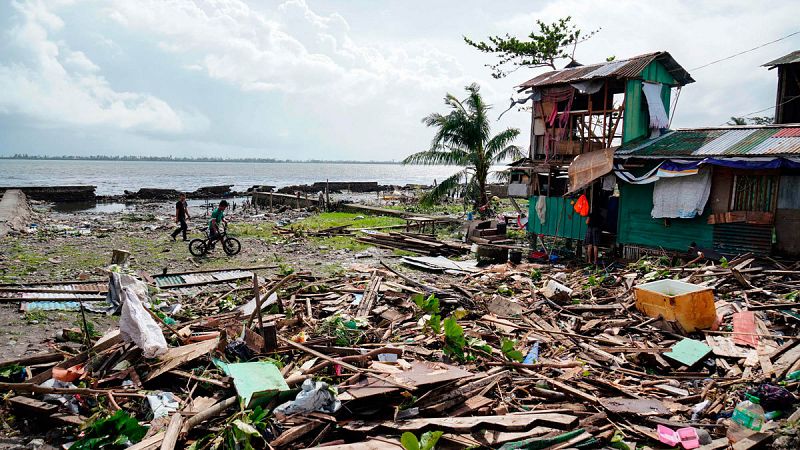 Suben a 47 las víctimas mortales tras el paso del tifón Phanfone por Filipinas