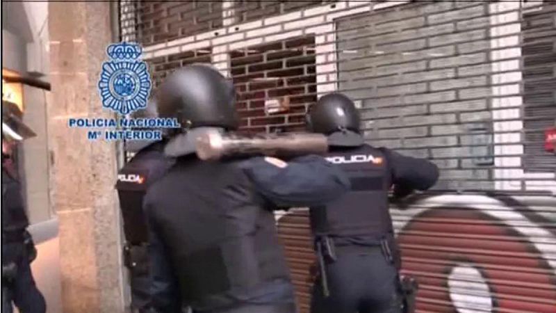 La Policía desmantela una red que introdujo un millar de inmigrantes en Barcelona