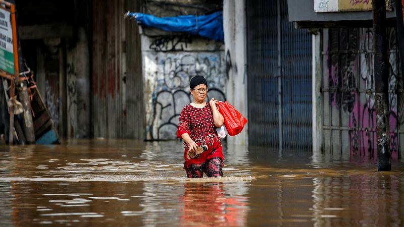 El número de muertos por las inundaciones en Yakarta, Indonesia, asciende a 21