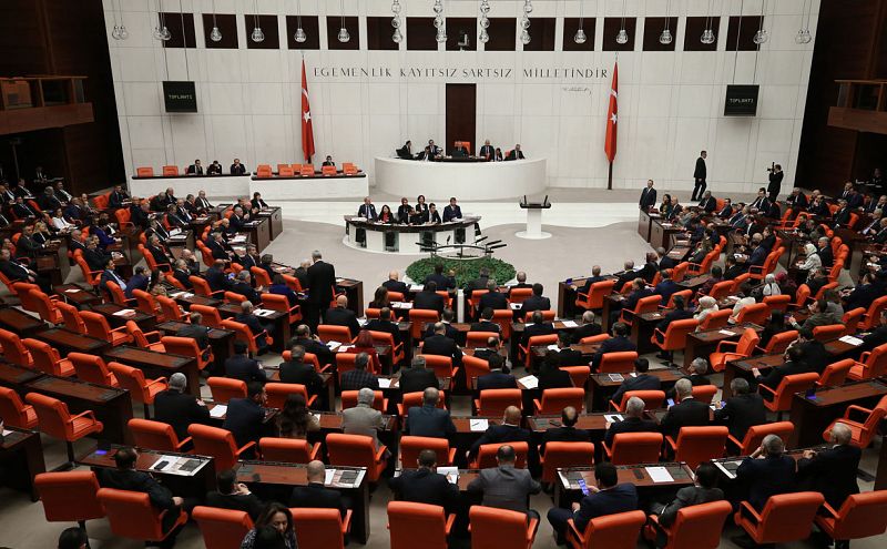 El Parlamento turco aprueba el envío de tropas a Libia