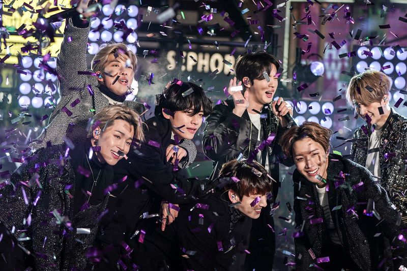 BTS 'da las uvas' en Times Square