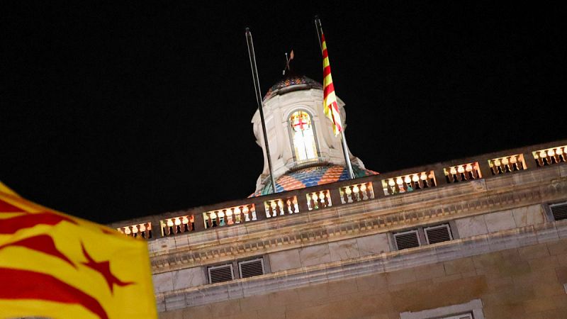 Retiran unos minutos la bandera española del Palau de la Generalitat