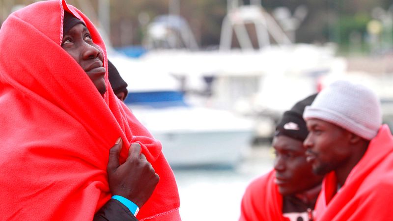 La llegada de inmigrantes en patera a las costas españolas se reduce un 54,5% en 2019, aunque se duplica en Canarias