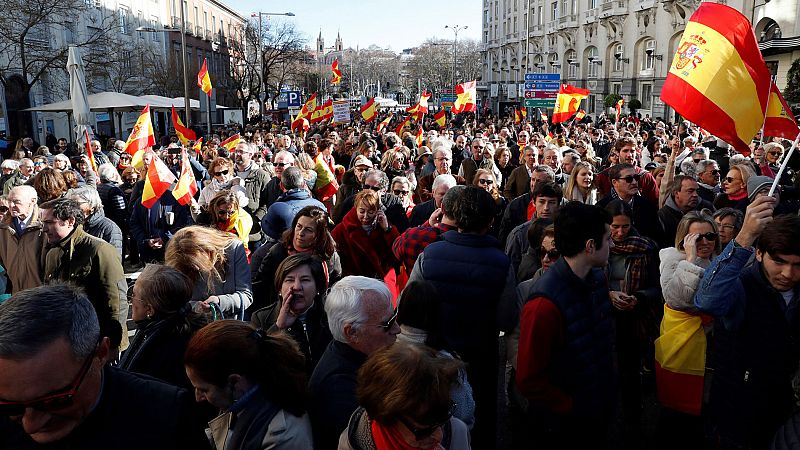 Centenares de personas protestan frente al Congreso de los Diputados al grito de "Sánchez traidor, dimisión"