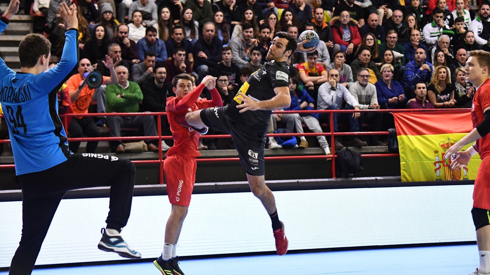 España vence con claridad a Polonia