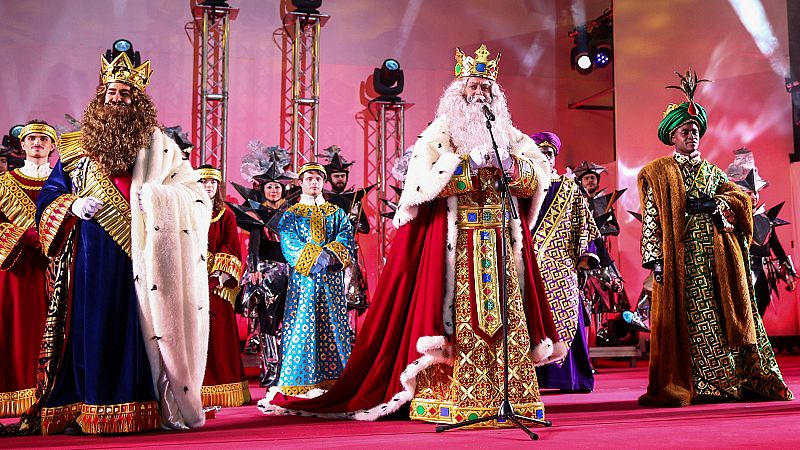 Las cabalgatas de los Reyes Magos llevan ilusión y caramelos a toda España