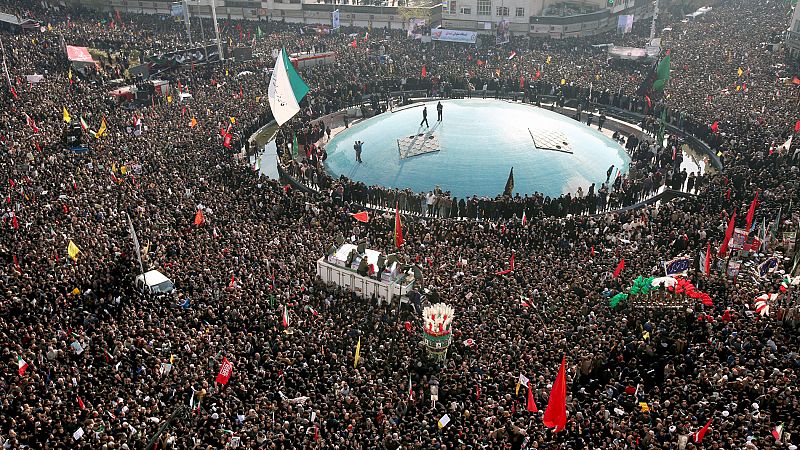 Los iraníes claman venganza en el masivo funeral de Soleimaní en Teherán