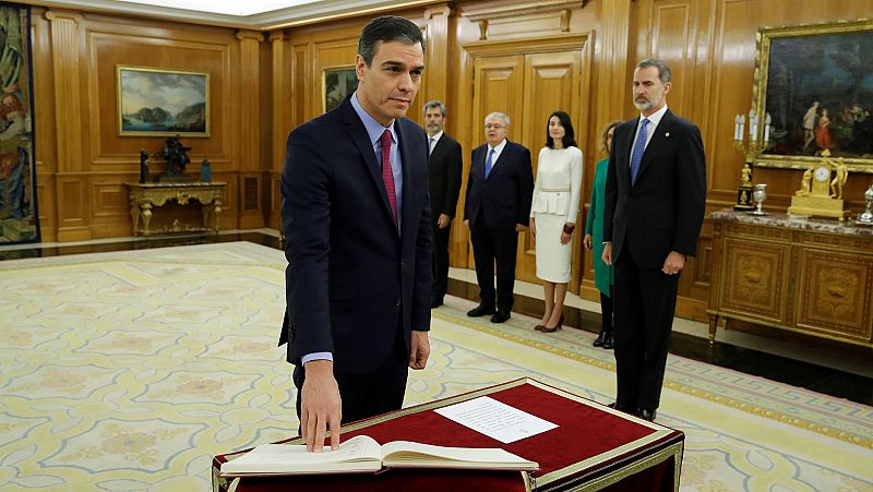 Sánchez promete su cargo como presidente ante el rey, que bromea: "Ha sido rápido, el dolor viene después"