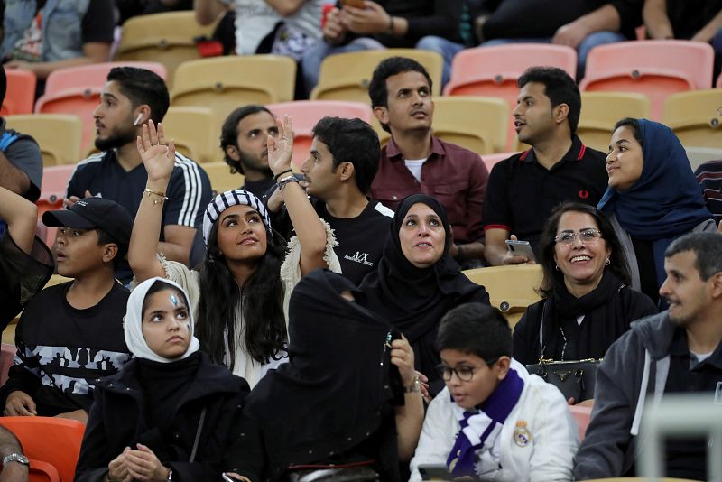 Las mujeres saudíes entran por primera vez solas a un partido de fútbol