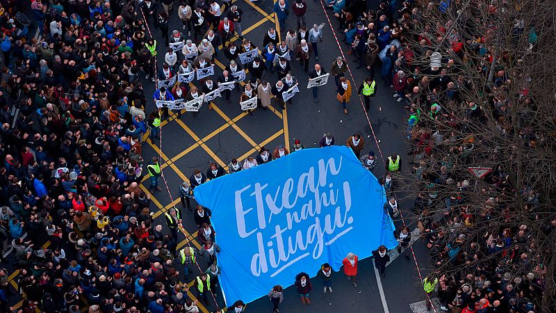 Miles de personas reclaman en Bilbao un cambio en la política penitenciaria para los presos de ETA