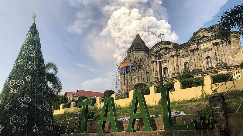 Evacúan a miles de personas por el aumento de actividad del volcán Taal, cerca de Manila