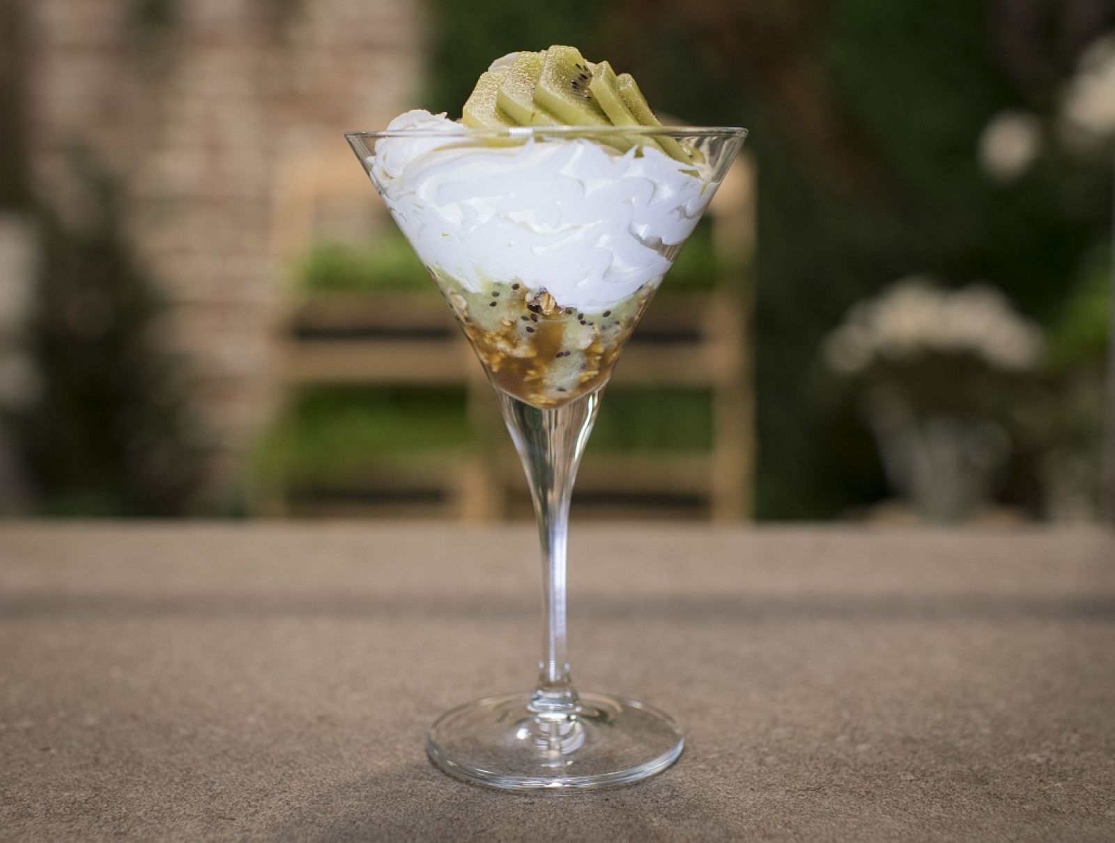 "Mousse de yogur con salsa de kiwi" de Dani García | Ver