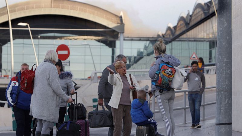 Un incendio sin heridos obliga a evacuar y cerrar el tráfico aéreo en el aeropuerto de Alicante-Elche