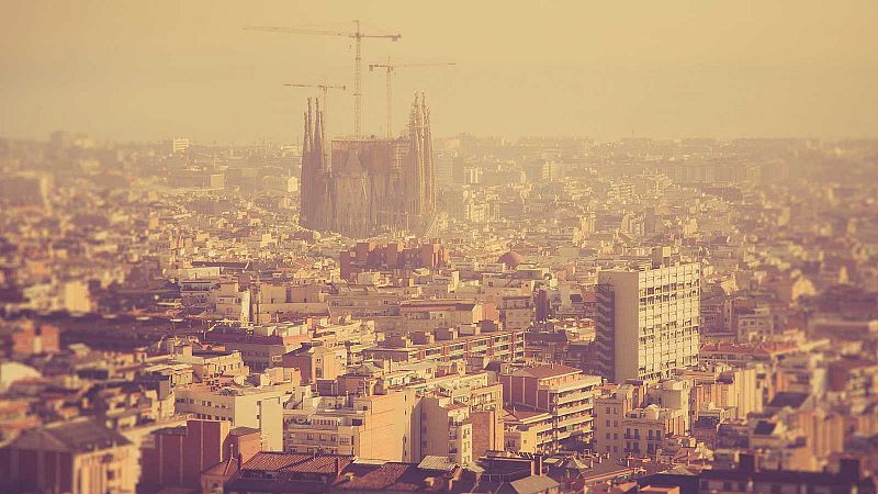 Barcelona invertirá 563 millones de euros en un centenar de medidas hasta 2025 para frenar las emisiones de CO2