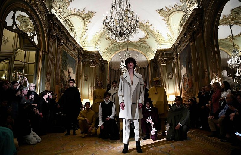 La costura de Oteyza invade París: "Nuestras raíces son universales porque todas las civilizaciones han pasado por España".