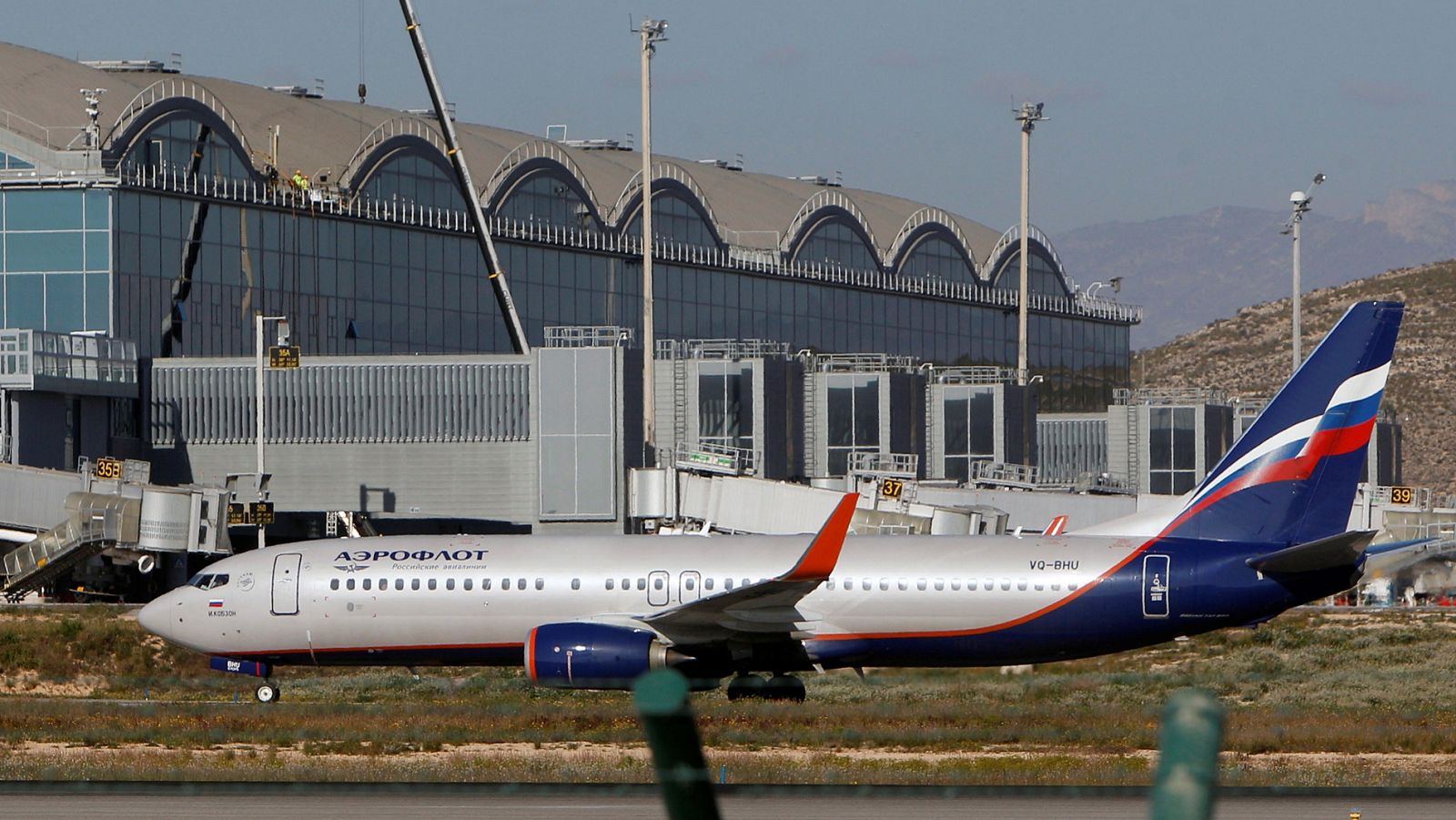 El aeropuerto de Alicante se reabre al tráfico aéreo de forma progresiva tras el incendio