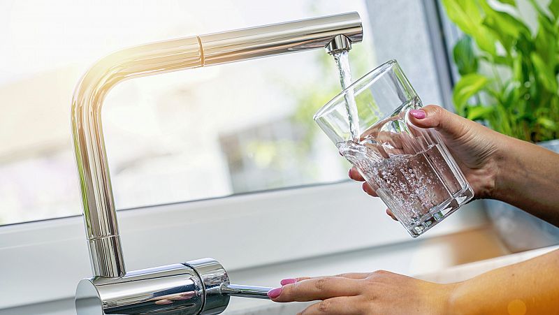 Un agente químico presente en el agua de grifo causa el 5% de los cánceres de vejiga en Europa