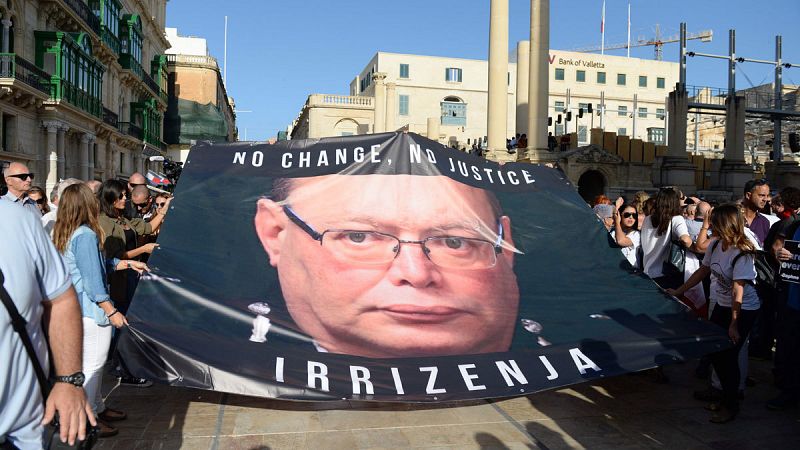 El jefe de policía de Malta dimite tras las críticas por su gestión en el crimen de Caruana
