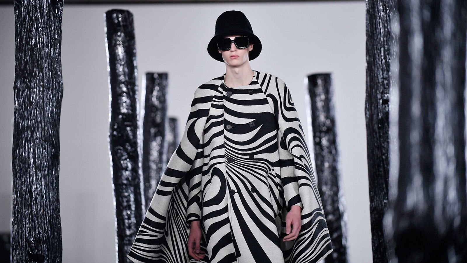 Desfile de Loewe presentando la colección masculina para el invierno de 2020 | Ver