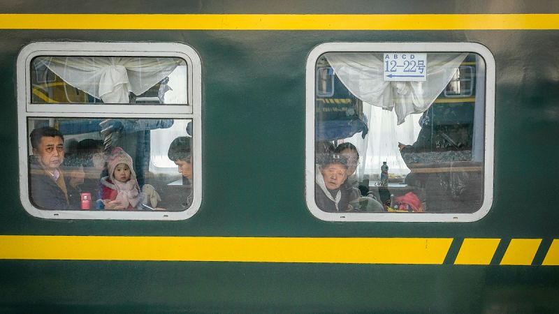Más de cuarenta horas en tren para celebrar en familia el Año Nuevo chino