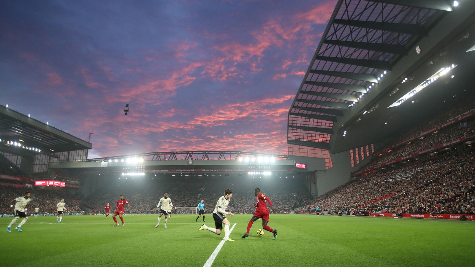 El Liverpool tumba al United y sigue imparable