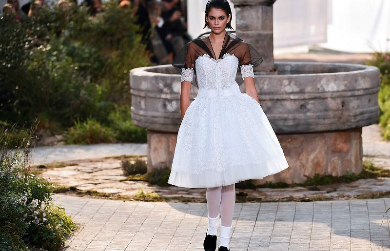 Chanel hace sublime una feminidad contenida y 'decente'
