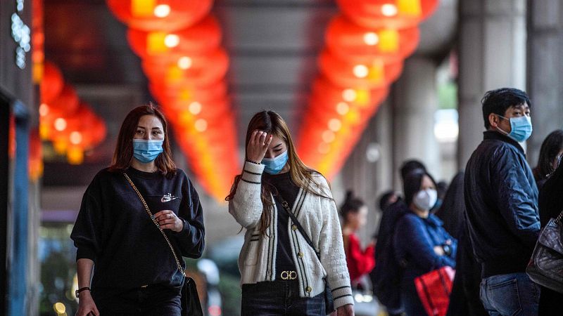 China confirma la primera muerte fuera del epicentro del virus y amplía la cuarentena a otras cuatro ciudades