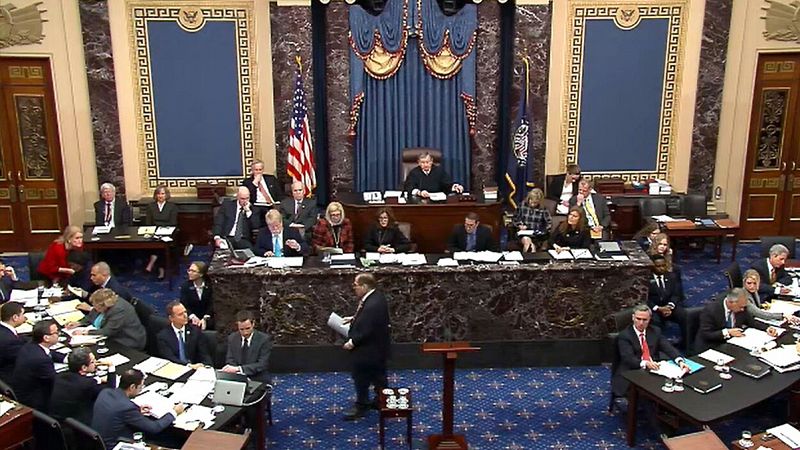 Peonzas de dedos, escapadas para ver el mvil o cabezadas: as aguantan los senadores las ocho horas del 'impeachment'