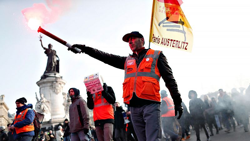 El Gobierno de Macron aprueba la reforma de las pensiones mientras las protestas vuelven a las calles