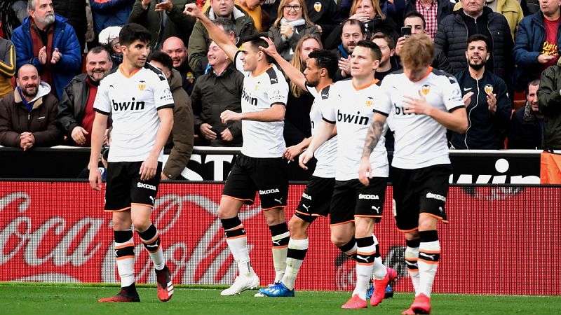 El Valencia vapulea a un Barça de Setién dominador pero inofensivo