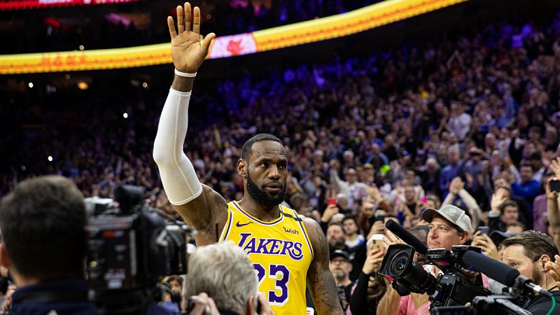 LeBron James supera a Kobe Bryant como tercer máximo encestador en la historia de la NBA