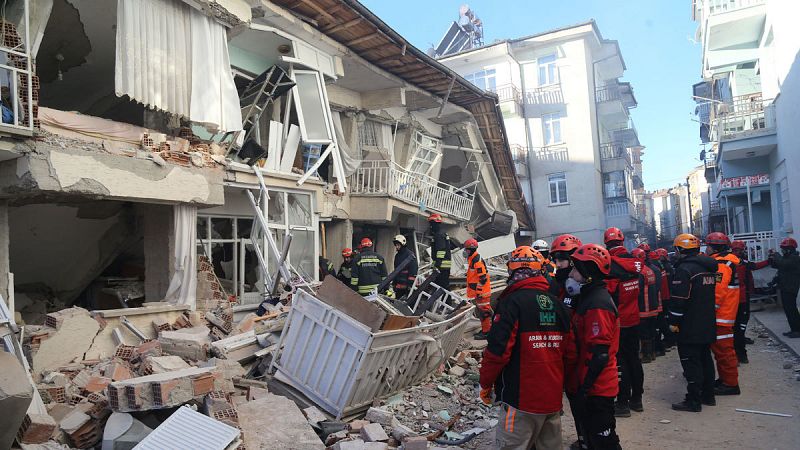 Aumentan a 35 los muertos y a 1.600 los heridos por el terremoto en en el sureste de Turquía