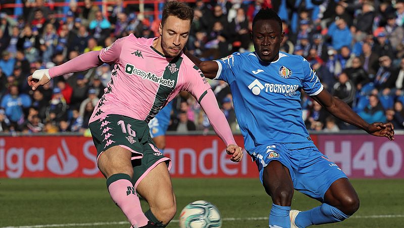 El Getafe, de penalti y con VAR, doblega al Betis y rompe la sequía del domingo para meterse en Champions