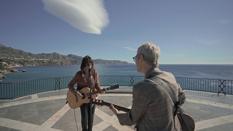 'Un país para escucharlo': Vanesa Martín y La Shica guían a Ariel Rot por Málaga y Ceuta