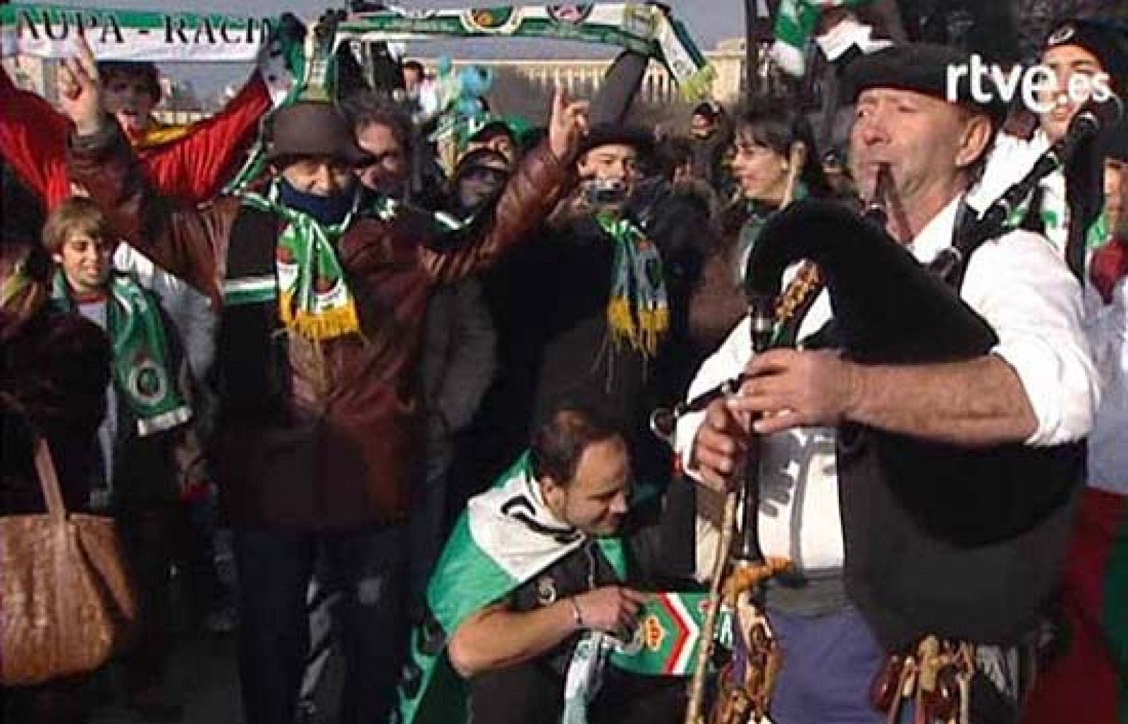 Más de 3.500 aficionados del Racing de Santander tiñen de color París. Los rancinguistas jugarán ante el PSG y no estarán sólos.