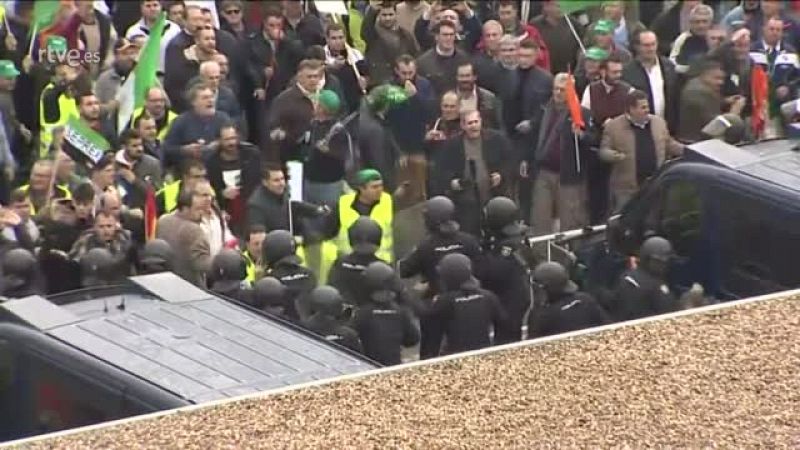 Cargas policiales y forcejeos en una protesta de los agricultores extremeños para reclamar precios justos