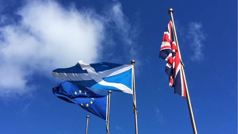 El Parlamento escocés urge a Londres negociar un referéndum de independencia