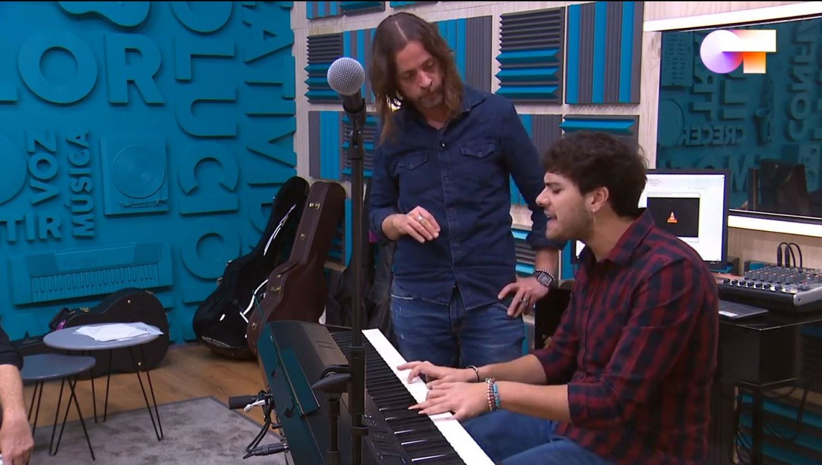 Javy ha conocido a Vicen Martínez, el productor que se encargará de hacer los arreglos de su canción "Qué sabrá Neruda", que ha compuesto dentro de la Academia de Operación Triunfo 2020.