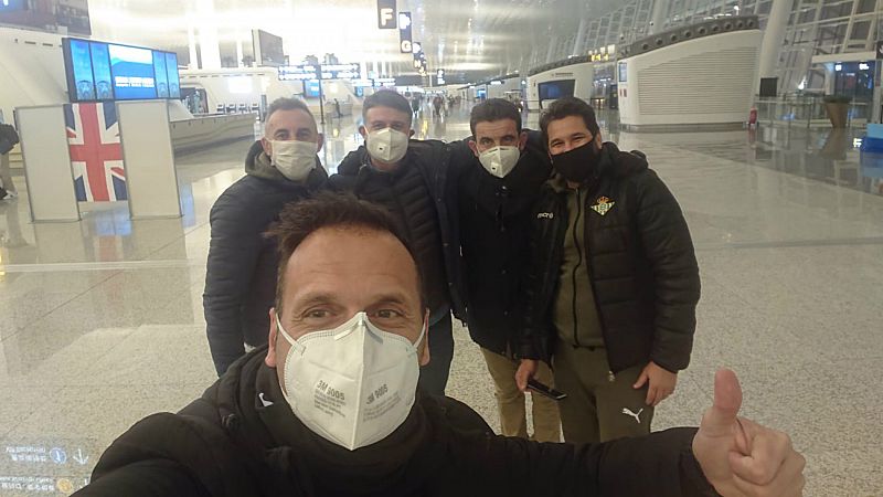 Parten desde Wuhan los españoles repatriados por el coronavirus: "Por fin nos vamos, parecía mentira"