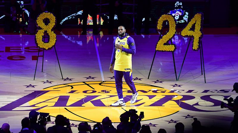 La "Lakers Nation" da todo a Bryant en un emotivo homenaje, menos el triunfo