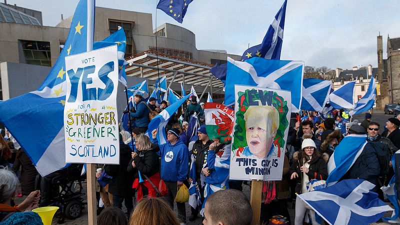 Cientos de escoceses protestan por la salida del Reino Unido de la Unin Europea: "Volveremos!"