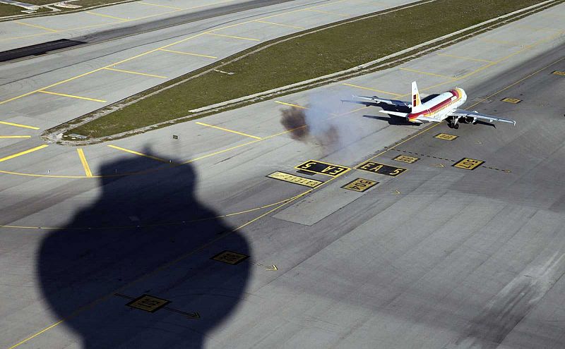 El aeropuerto de Barajas reabre sus pistas tras un incidente con drones