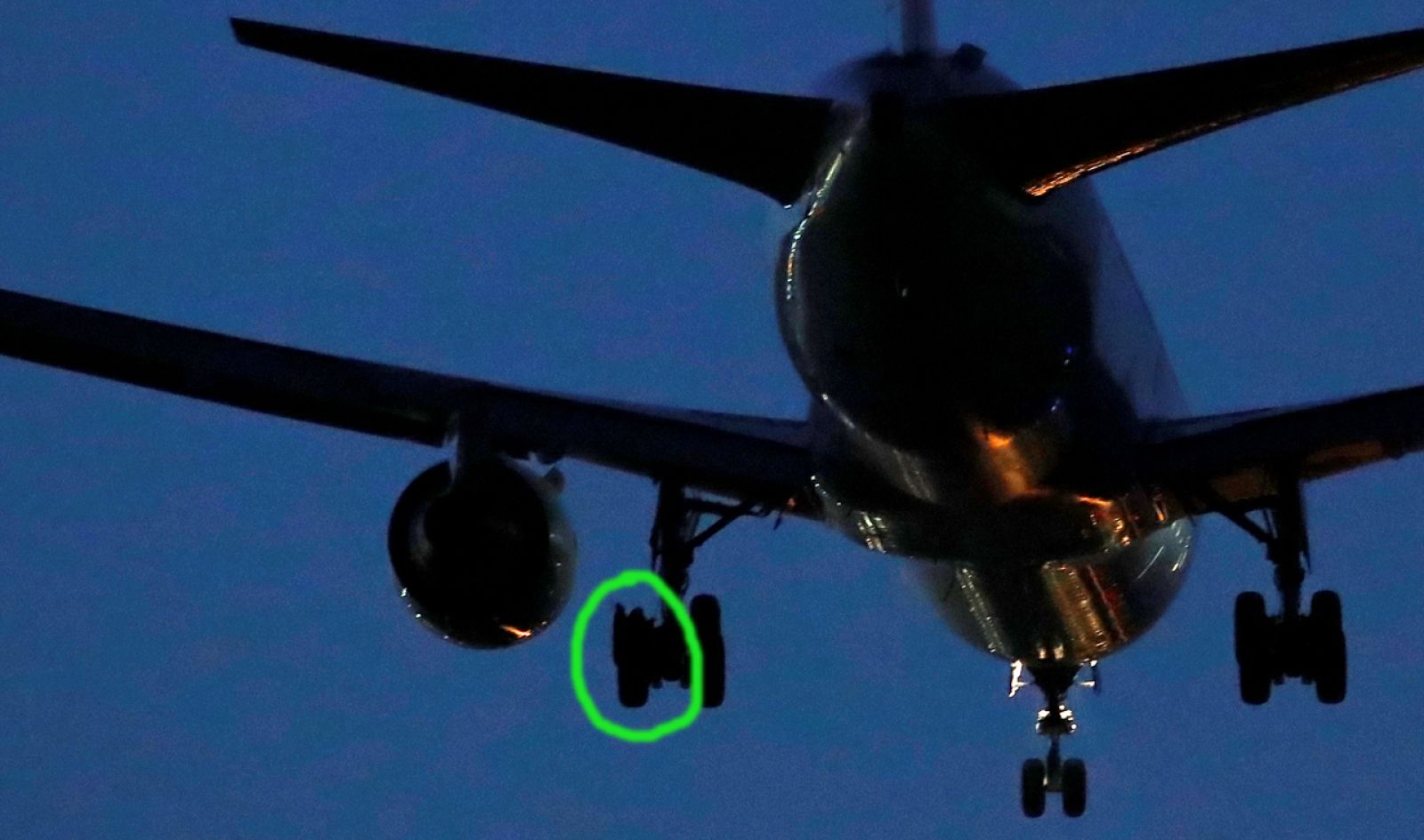 Así ha sido el aterrizaje de emergencia del avión de Air Canada en el aeropuerto de Barajas | Ver