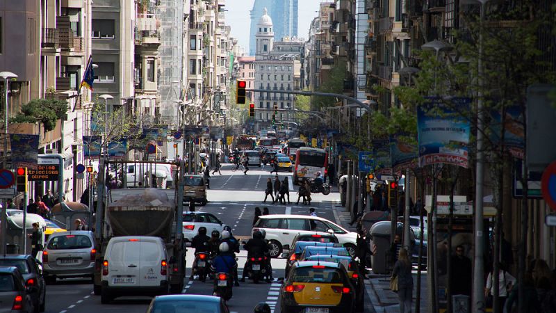 La mitad de los vehículos sin etiqueta ambiental de la DGT ya no circulan por Barcelona